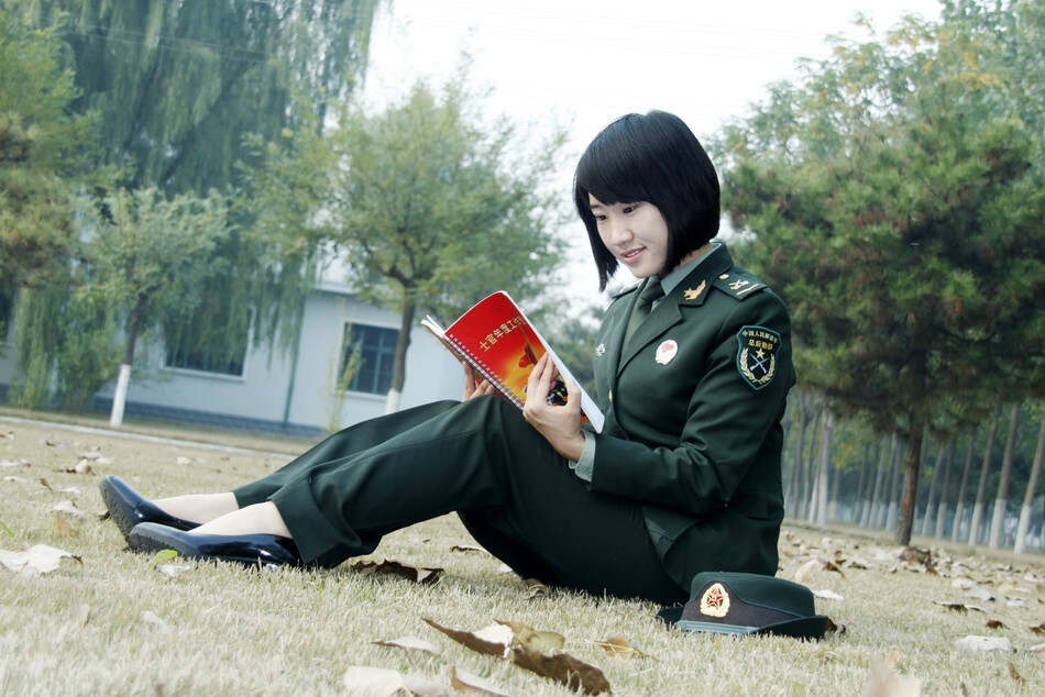 解放軍女兵風(fēng)采，英勇無畏，巾幗不讓須眉，解放軍女兵英勇風(fēng)采，巾幗不讓須眉，無畏展現(xiàn)風(fēng)采