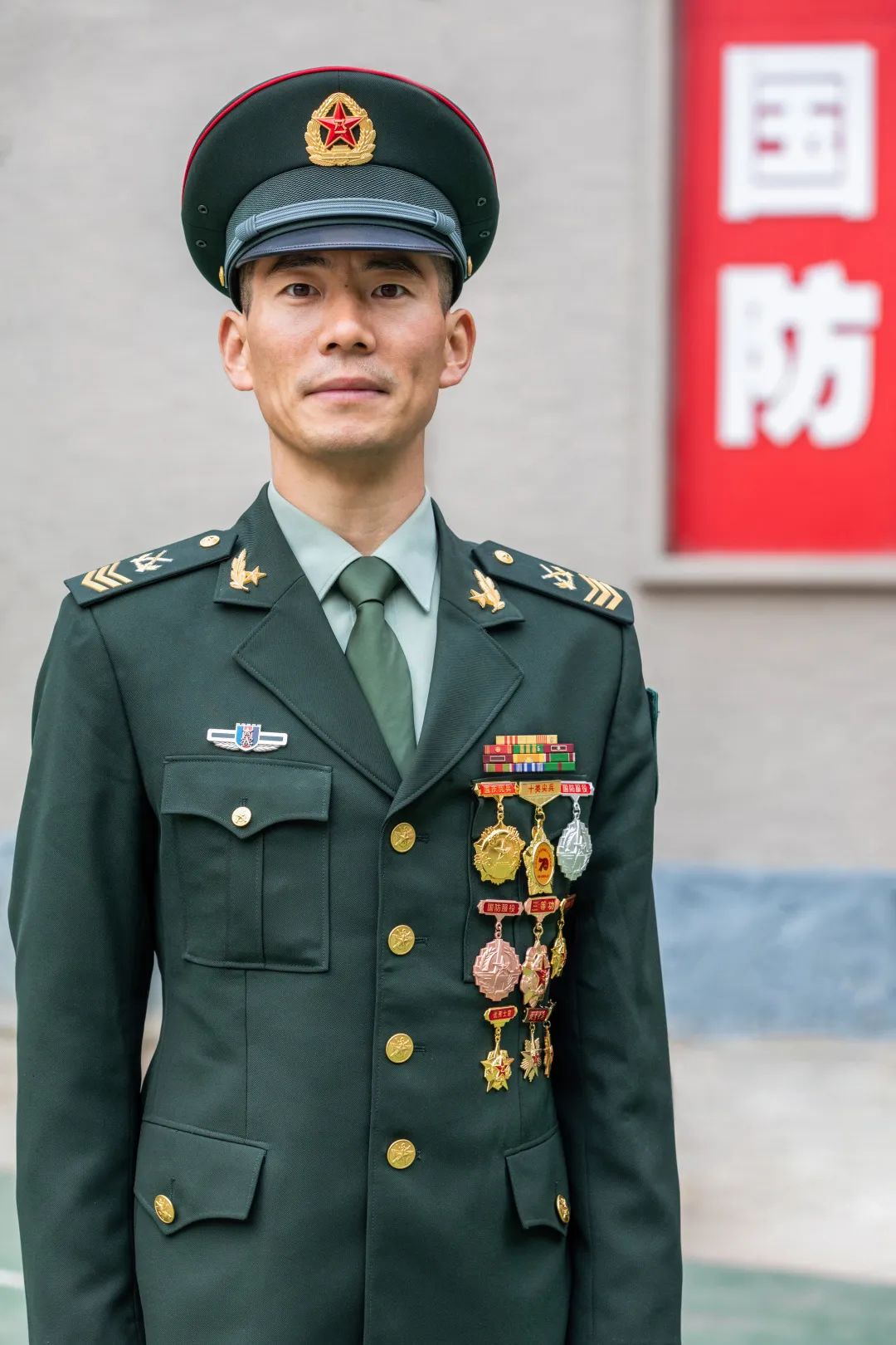 軍士長(zhǎng)和上尉哪個(gè)職位更高？深度解析兩者差異，軍士長(zhǎng)與上尉職位對(duì)比，深度解析差異與級(jí)別高低