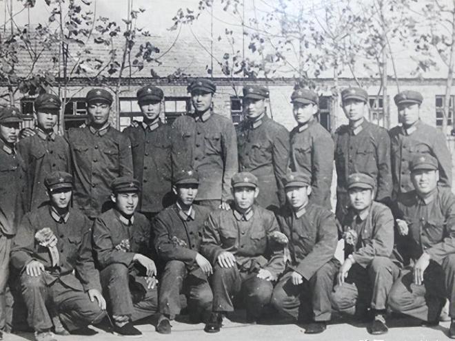 團參謀長與營長之間的管理關(guān)系，探討團參謀長能否管理營長，團參謀長與營長的管理關(guān)系探討，團參謀長對營長的管理能力分析