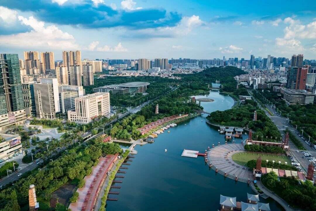新澳門2025年正版免費(fèi)公開，探索未來的機(jī)遇與挑戰(zhàn)，澳門未來展望，機(jī)遇與挑戰(zhàn)并存（2025正版免費(fèi)公開）